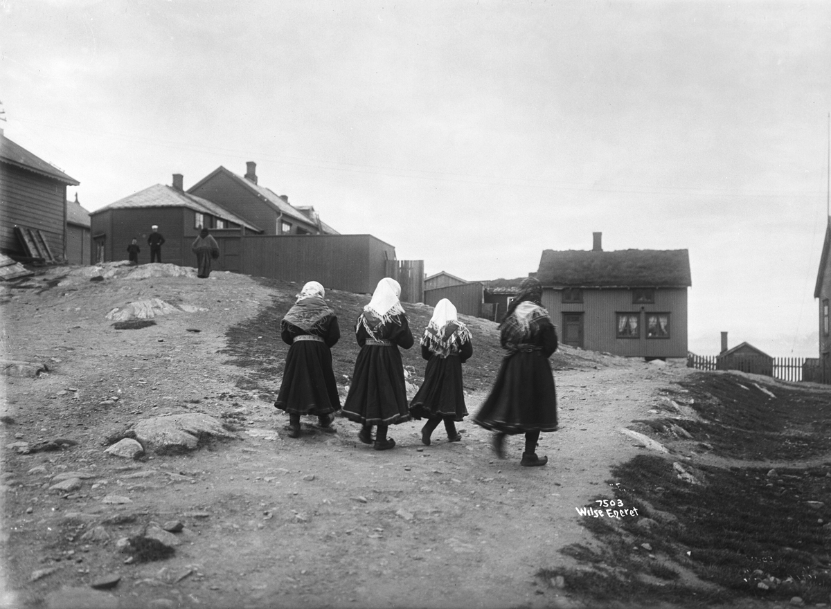 Anders Beer Wilse, Prot: Genere Lappekone paa Vei til Kirke Konv: Hammerfest - 4 Lappekoner