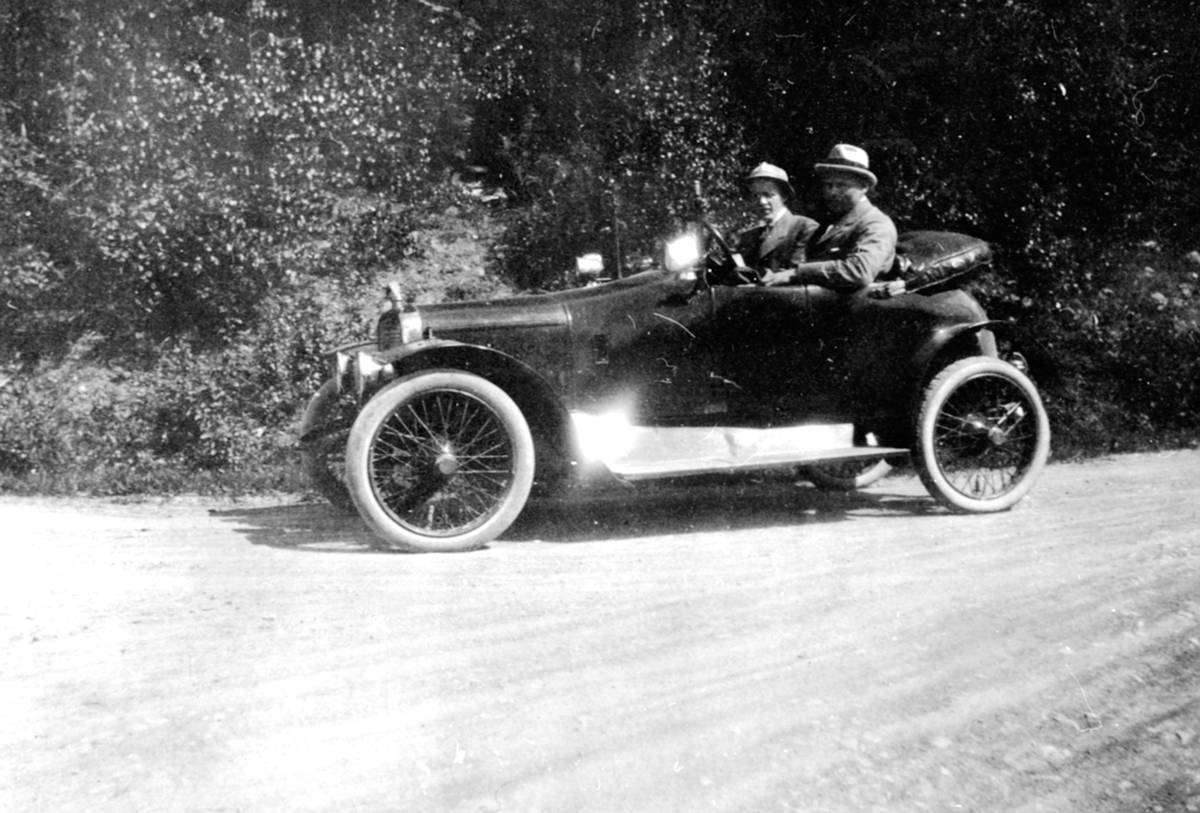 Anno Domkirkeodden, To menn i en Adler bil, modelle 1914, D-53. Løken fra Granerud gård, Brumunddal på biltur. Bilen tilhørte dir. Karl Løken.
