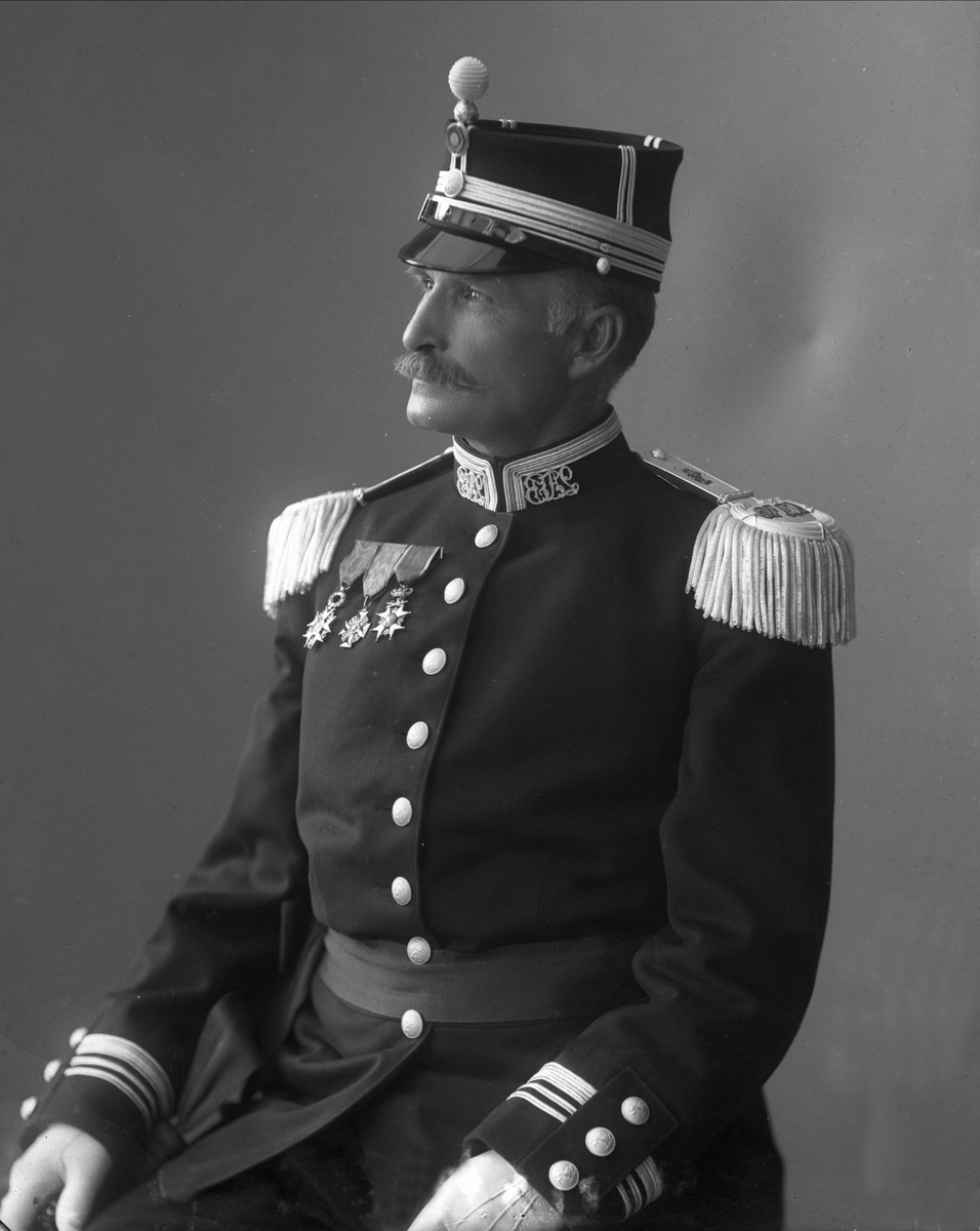 Gustav Borgen, Portrett, generalmajor Johan Lauritz Bull i uniform.