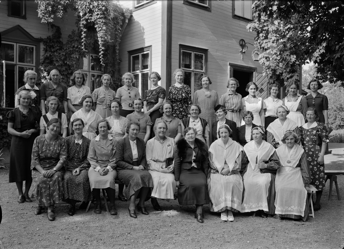 Paul Sandberg, Grupporträtt - kvinnor, varav några med Upplandsdräkten, sannolikt Uppsala, september 1938