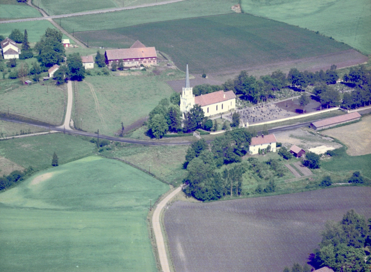Widerøes Flyveselskap A/S, FLYFOTO LØTEN KIRKE, LØTEN PRESTEGARD. KVILVANG