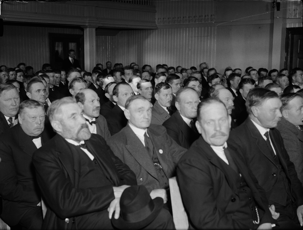 Paul Sandberg, "Arrendatorer Upland runt besluta organisera sig vid Alundamöte" - mötesdeltagare i Alunda Ordenshus, Uppland 1933