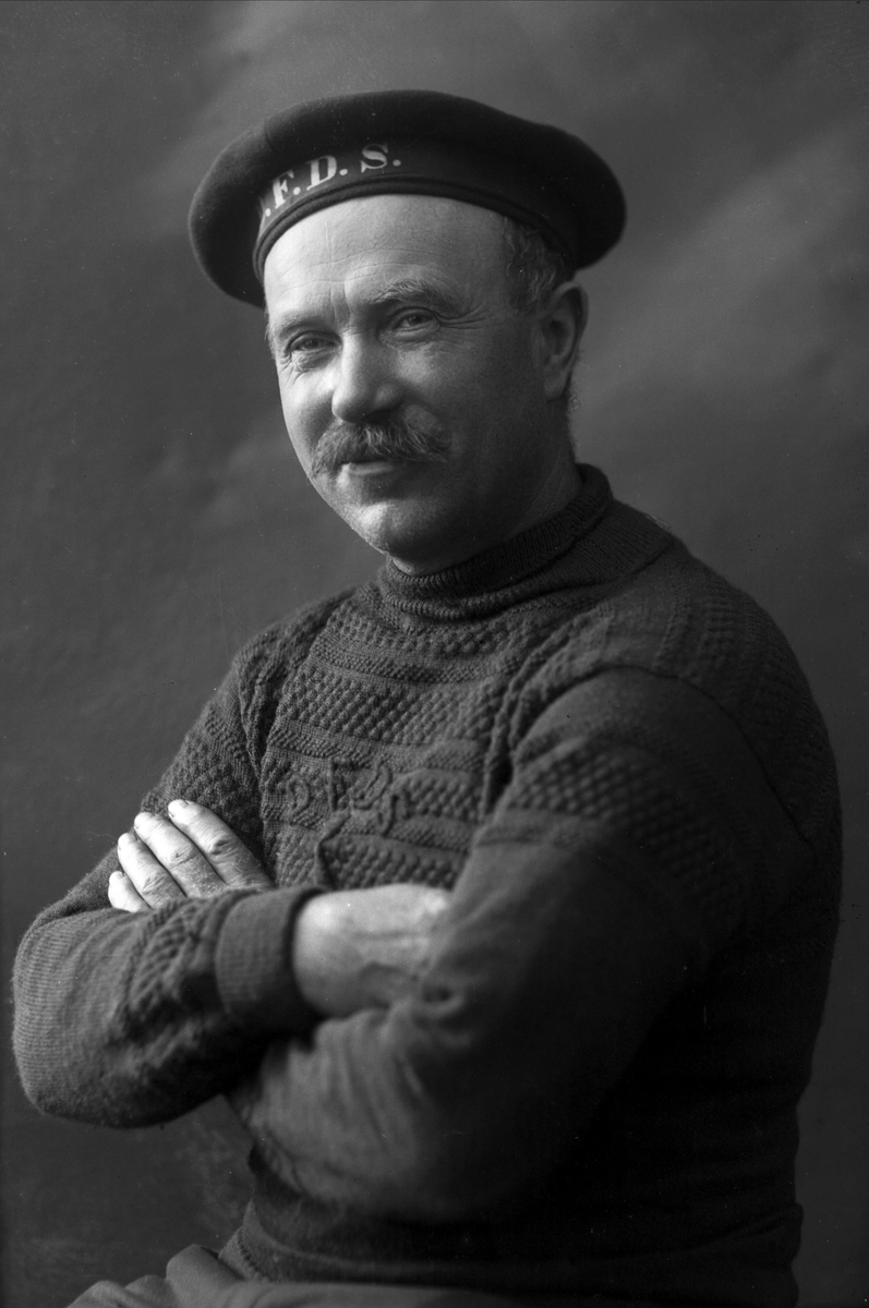 Gustav Borgen, Portrett av matros på S.S. Hellig Olav som var eiet av D.F.D.S. Han er fotografert med uniform i 1912.P