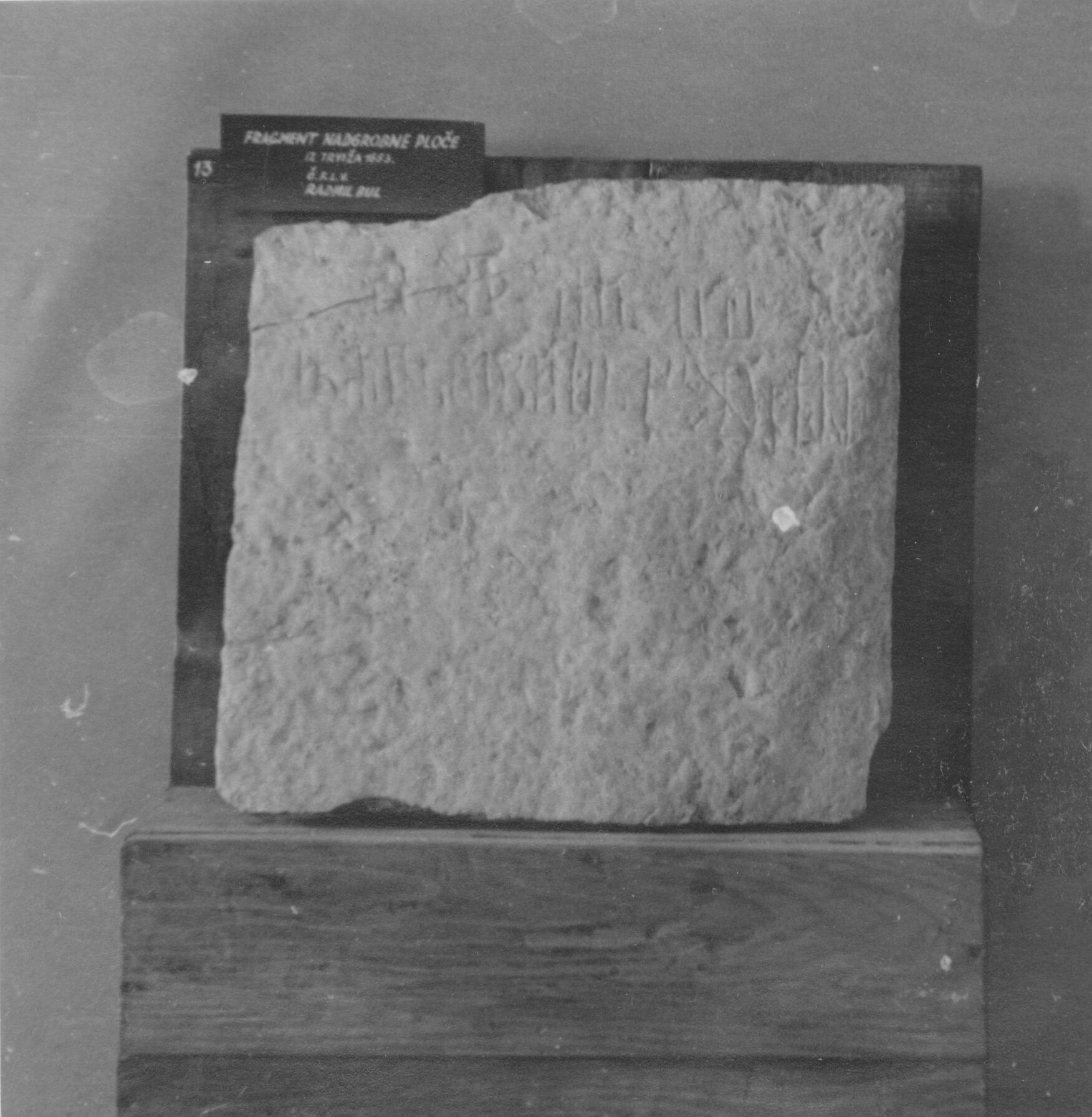Branko Fučić, Trviž (Pazin), glagoljski natpis iz grobljanske kapelice iz 1553. godine; snimljen na izložbi u Pazinu, 1946. godine