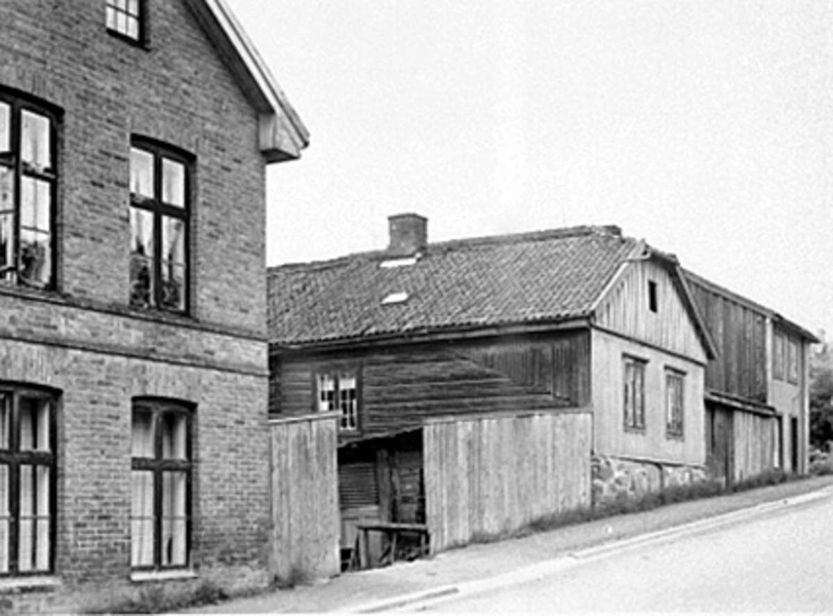 Anno Domkirkeodden, EKSTERIØR: TORGGATA. 102-104, KORSLUNDGÅRDEN MED BAKBYGNINGEN OG INNKJØRSELEN TIL DE 2 GÅRDSTUN. DET ØVERSTE HUSET TILHØRER OGSÅ KORSLUNDSGÅRDEN