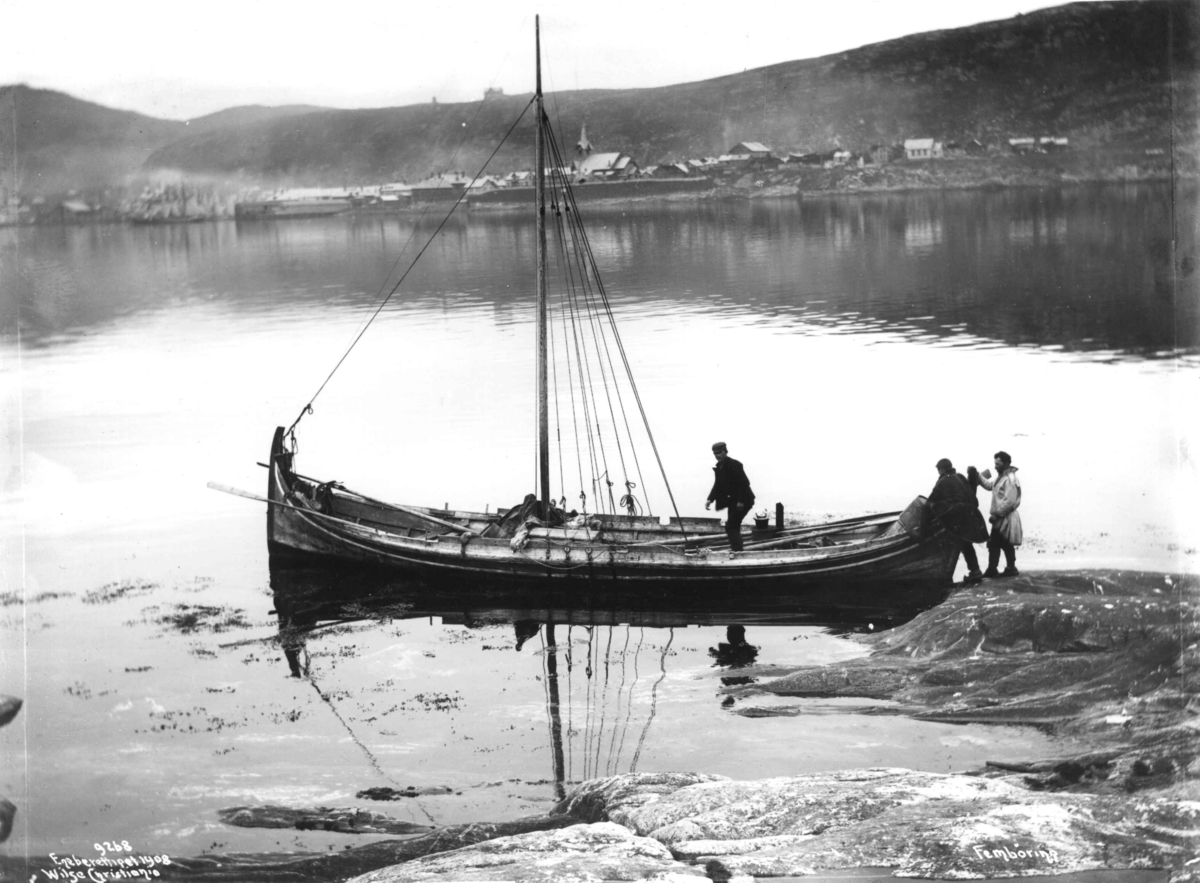 Anders Beer Wilse, Nordlandsbåt av typen åttring. Fotografert av Anders Beer Wilse ved Hammerfest i 1908.