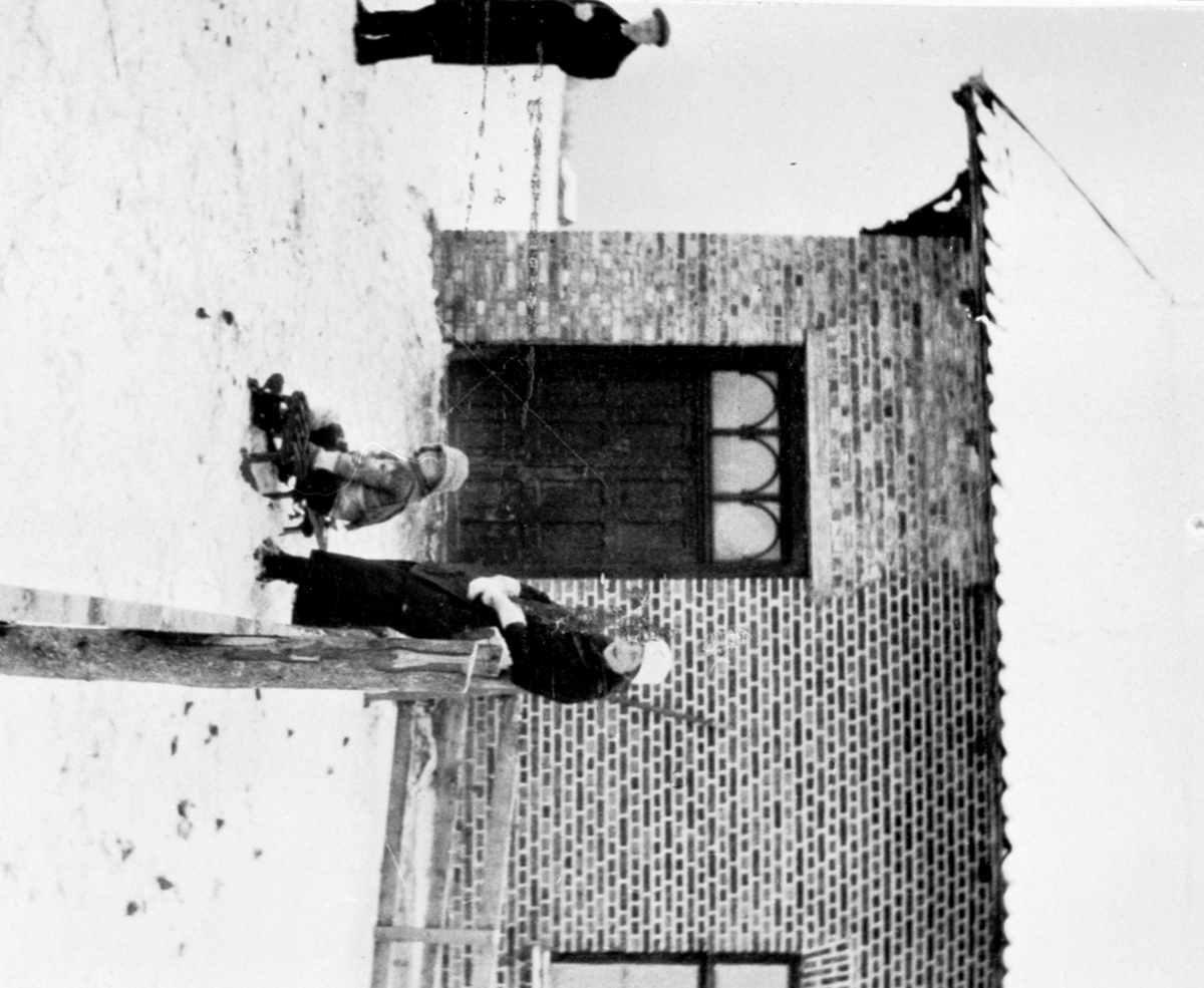 Anno Domkirkeodden, Famlien Kildal. Margrethe Louise Kildal Brochrevink med kjelke uten for stallen på Hoel gård, Nes, Hedmark. Det gamle meieriet ferdig omgjort til herskapsstall.