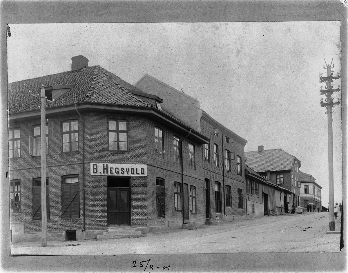 Johan Albert Steen, B. HEGSVOLD I STORHAMARGATA, Hamar. GÅRDEN BLE BYGGET AV KNUT MORTERUD OG STO FERDIG I APRIL 1850. 25-8-1901.
