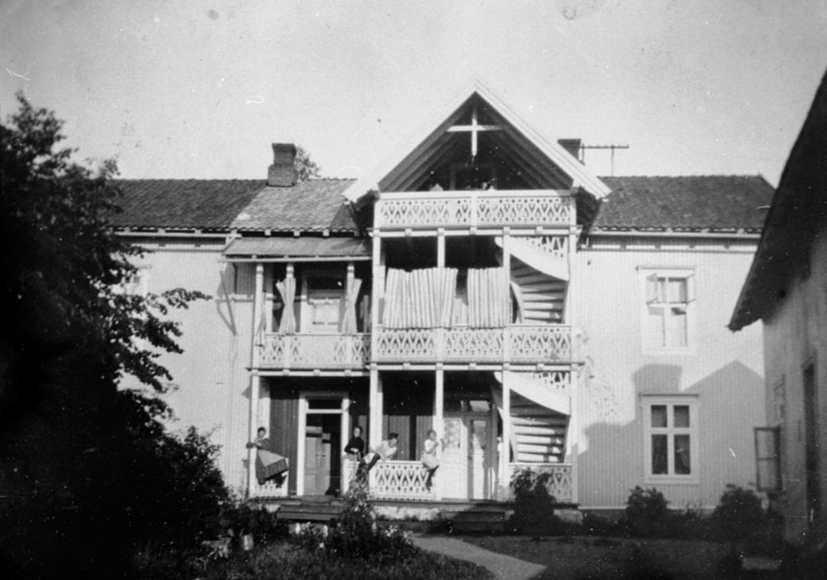 Anno Domkirkeodden, Eksteriør, bakgården til baker Kristiansen i Gamlegata, Brumundddal.
