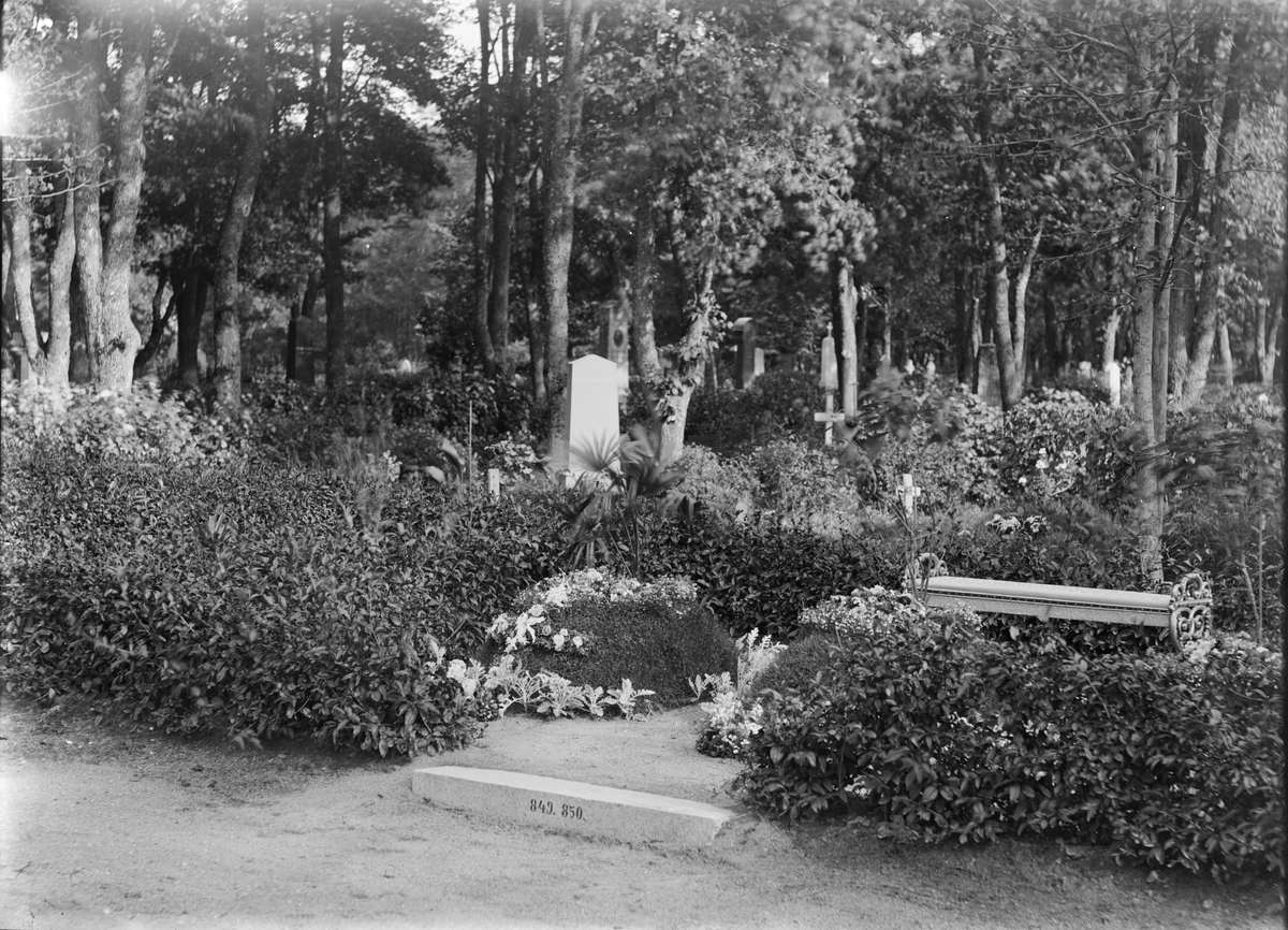 Henri Osti's Fotografiateliér, The tomb of Thunman at Uppsala Old Cemetery, Uppsala 1890