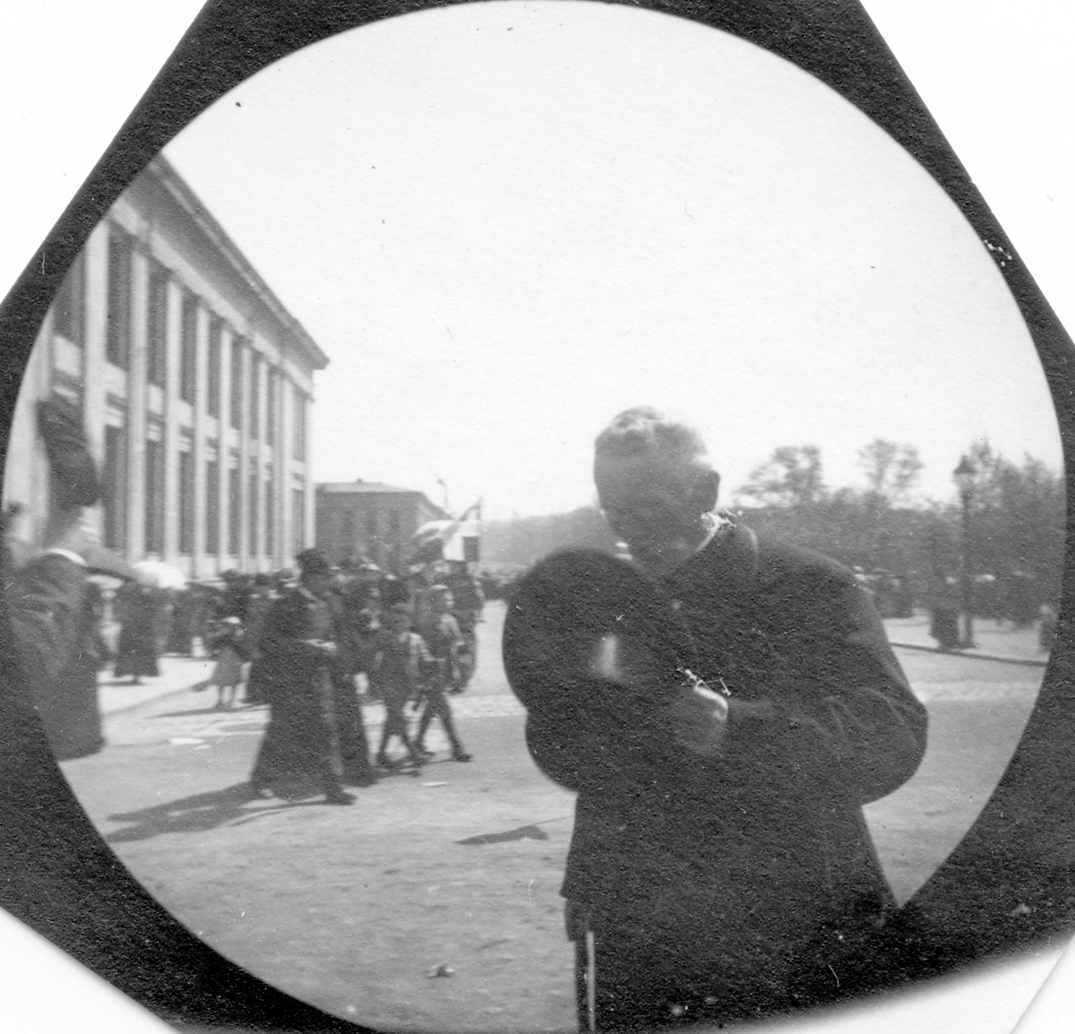 Fredrik Carl Mülertz Størmer, Redaktør Friele krysser Karl Johans gate, Oslo, med flosshatten i hånda.