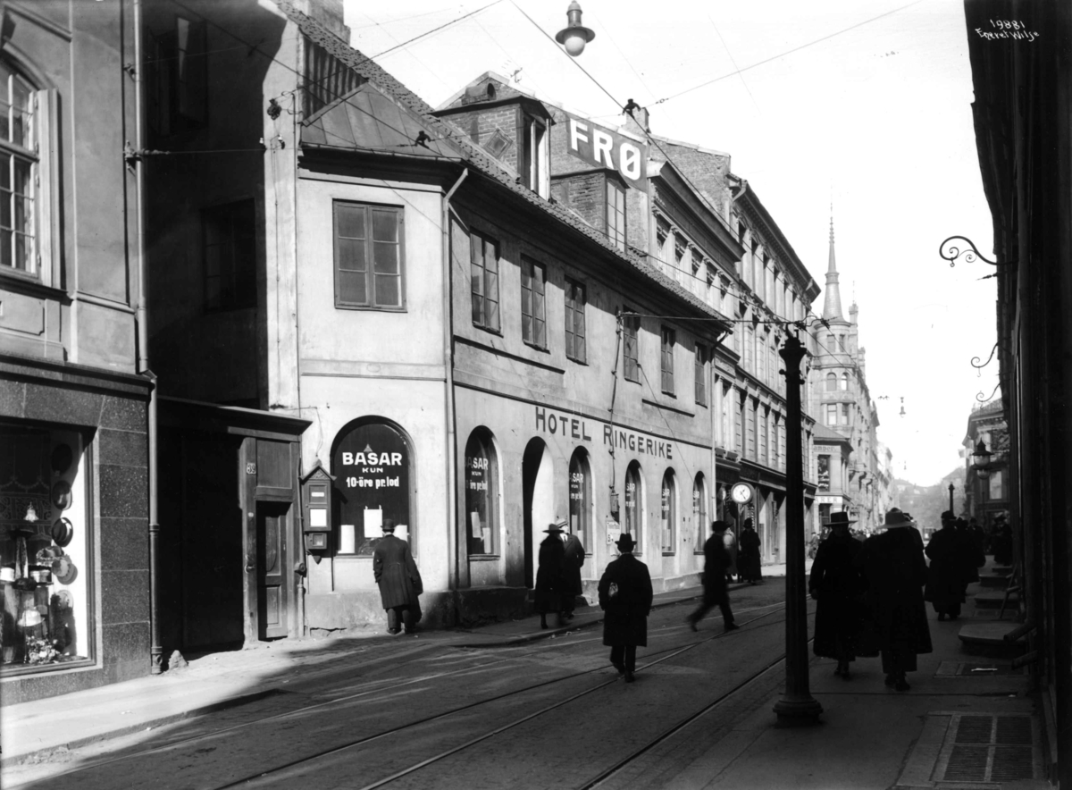 Anders Beer Wilse, Akersgata mellom Karl Johan og Grensen kaldt "Svinesund" med hotel "Ringerike". Oslo 1918.