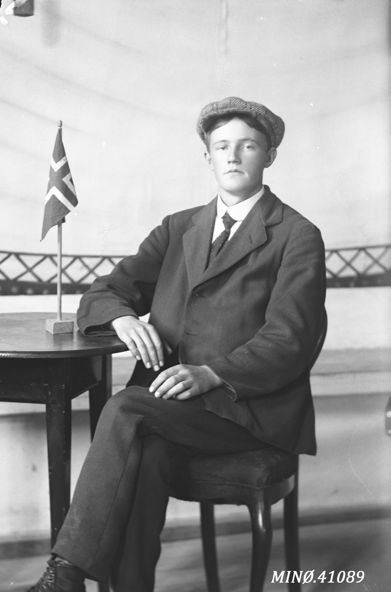 Oscar Holte, Portrett av ung mann - O. Fors