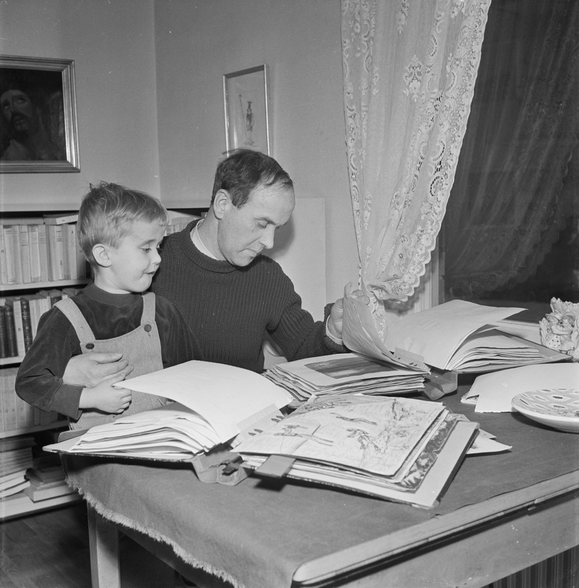 Uppsala-Bild, Filosofie kandidat Olle Strandman granskar teckningar, Uppsala, mars 1954