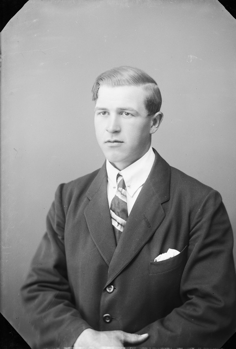 Skötsner-Edhlund, Ateljéporträtt - Martin Johnsson från Norrskedika, Börstil socken, Uppland 1923