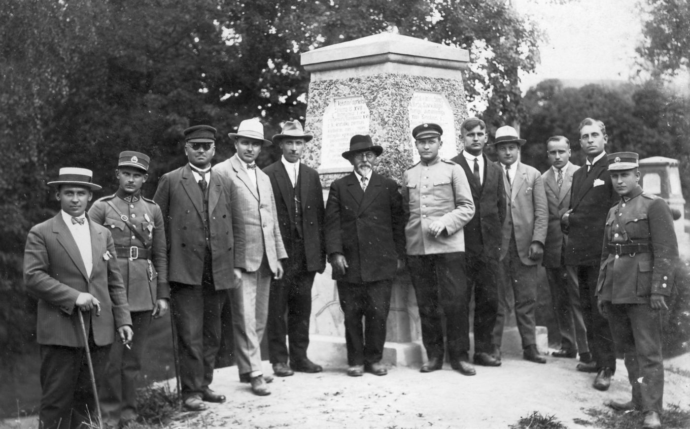 Petras Ločeris, Biržų savivaldybės darbuotojai su svečiais iš Klaipėdos Biržų piliakalnyje prie bokštelių