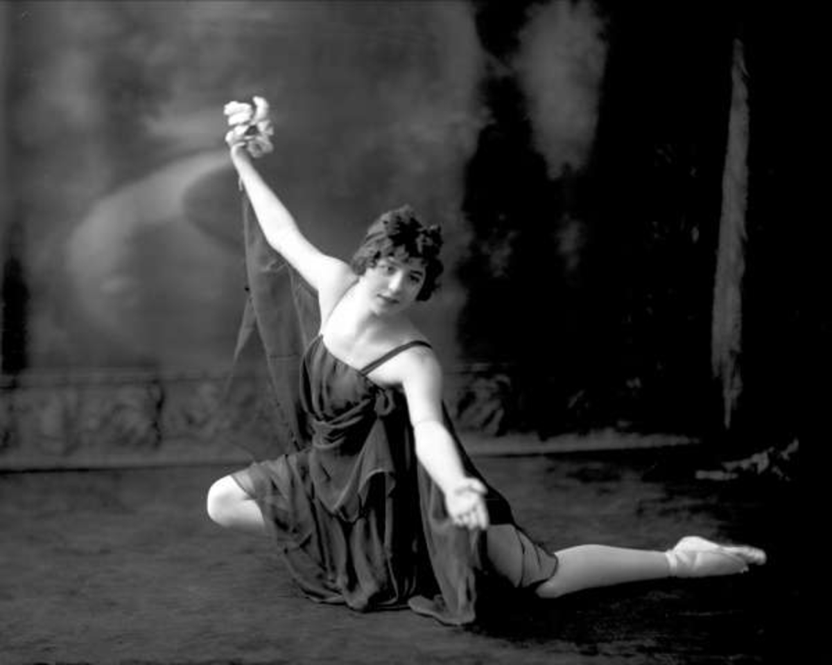 Gustav Borgen, Portrett, kvinne danser ballett. Frøken Buttedal.