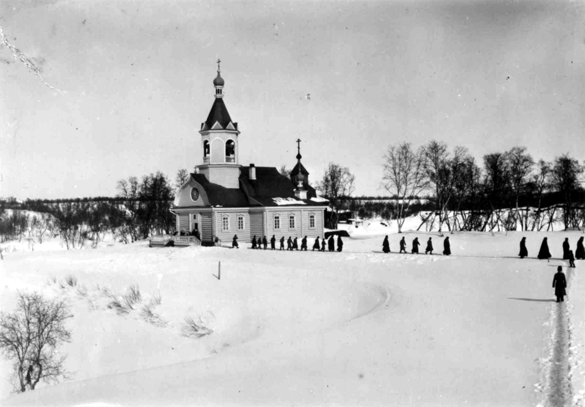Ellisif Rannveig Wessel, Petsjenga (Petsamo) klosterkirke, Russland, med mennesker utenfor, 1890-årene.
