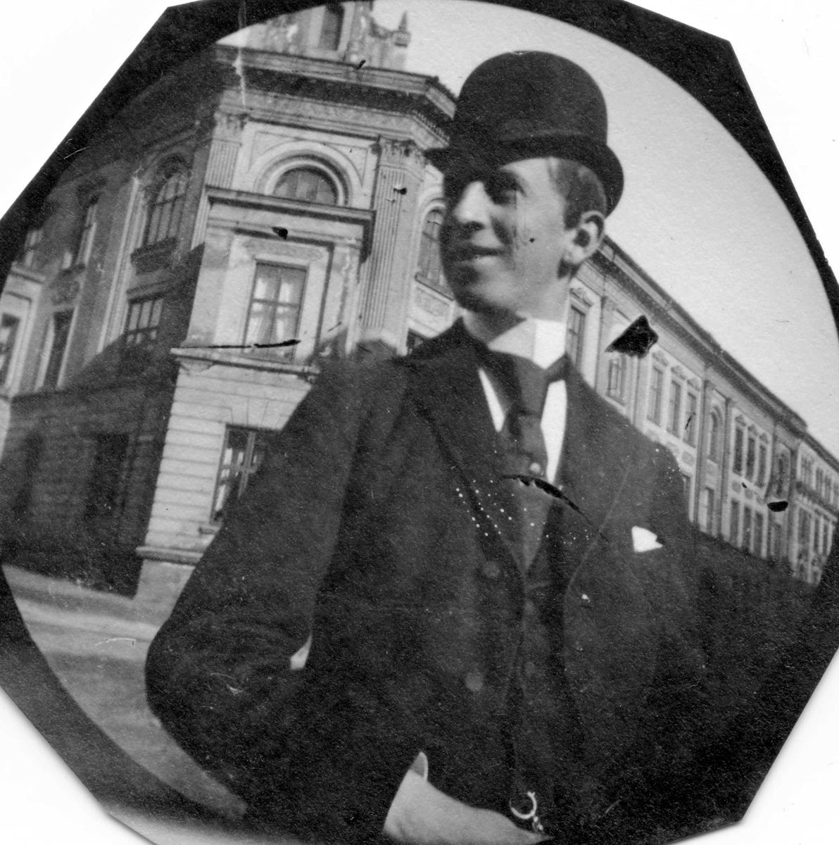 Fredrik Carl Mülertz Størmer, Herman Reimers, senere legasjonssekretær i Paris, på gatehjørne foran bygård, ant. Oslo. Reimers er fotografert foran Observatoriegata 12 som ligger på hjørnet Observatoriegata / Huidtfeldts gate.