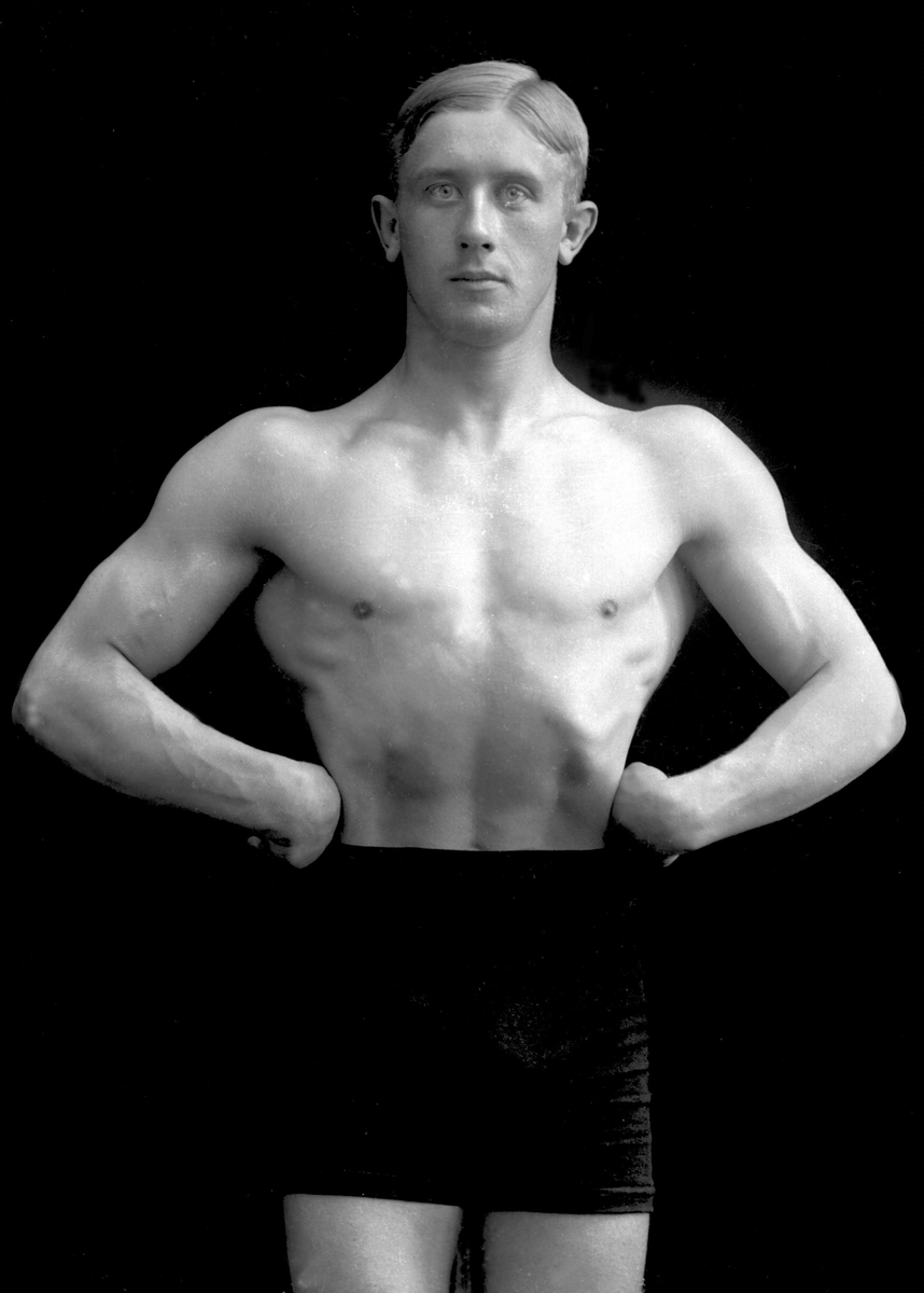 Gustav Borgen, Portrett, mann i bar overkropp, bryter. Lofthus.