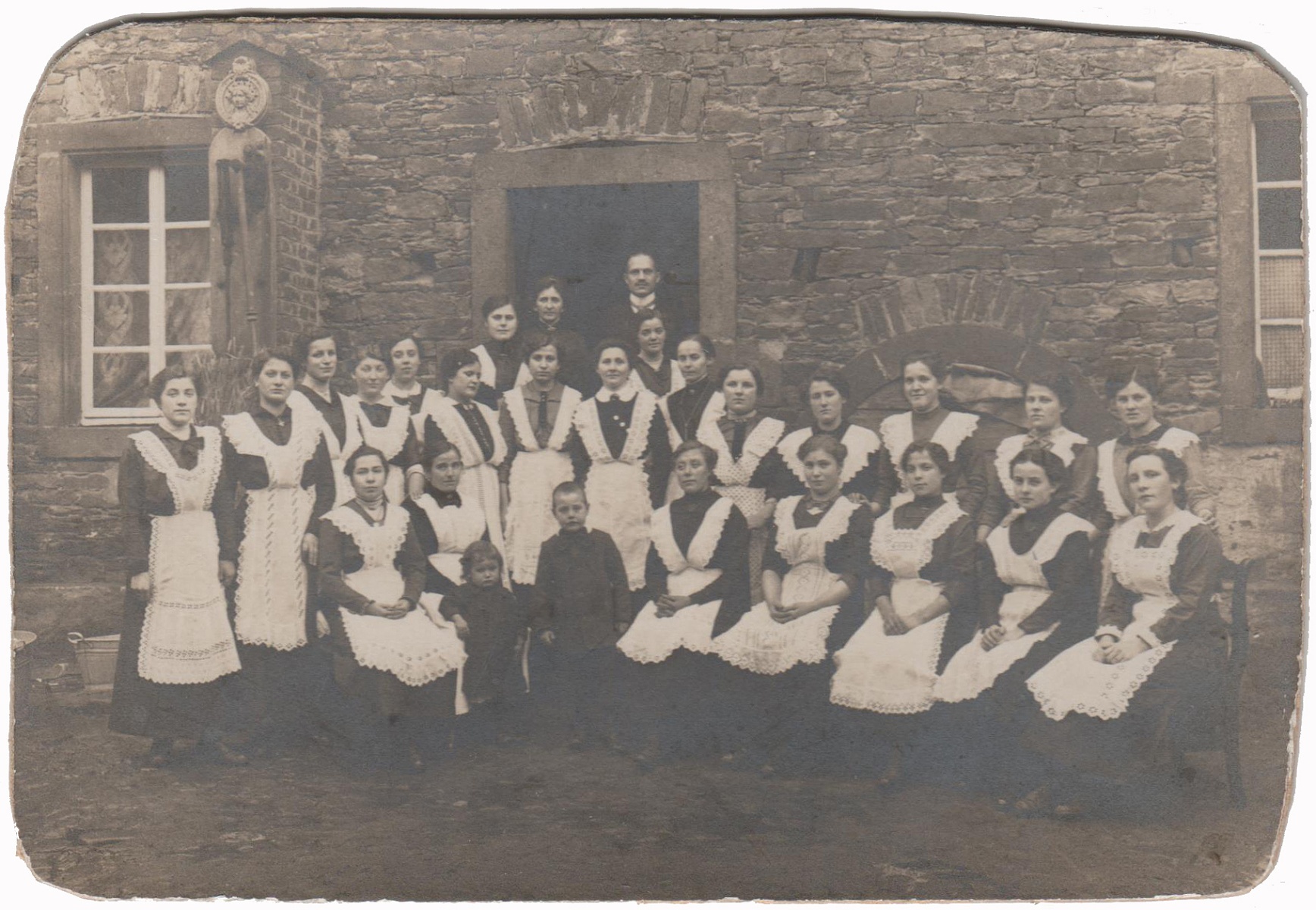 Unknown artist, Abschlußfoto der Teilnehmerinnen des Koch- und Haushaltslehrgangs 1916