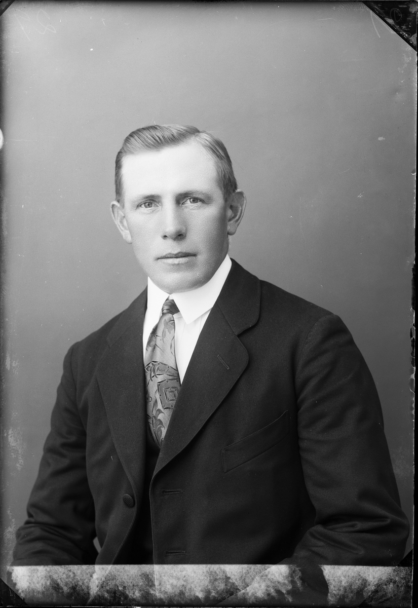 Skötsner-Edhlund, Ateljéporträtt - Bernhard Söderström från Valö socken, Uppland 1926
