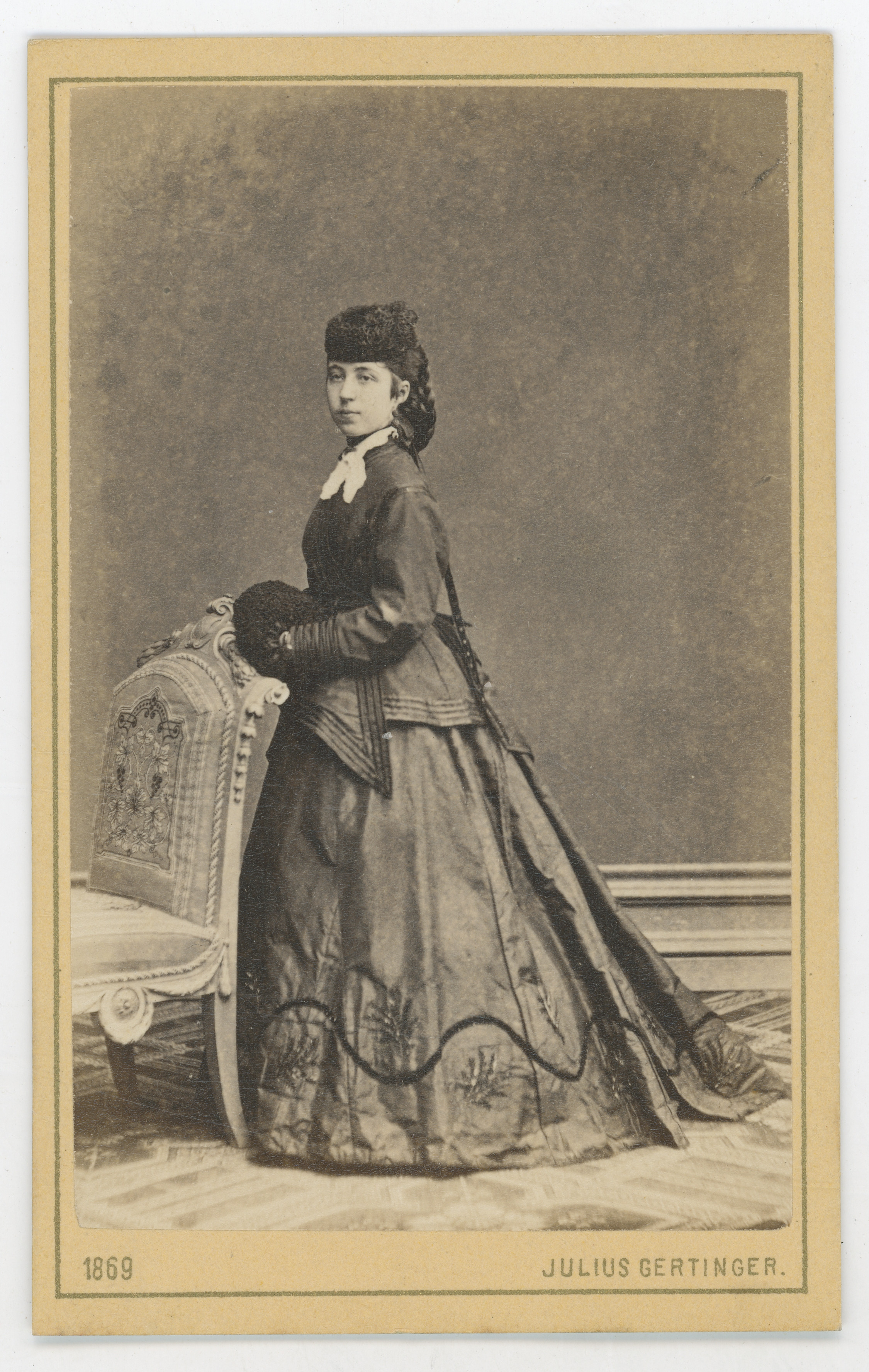 Julius Gertinger, Dama s mufom