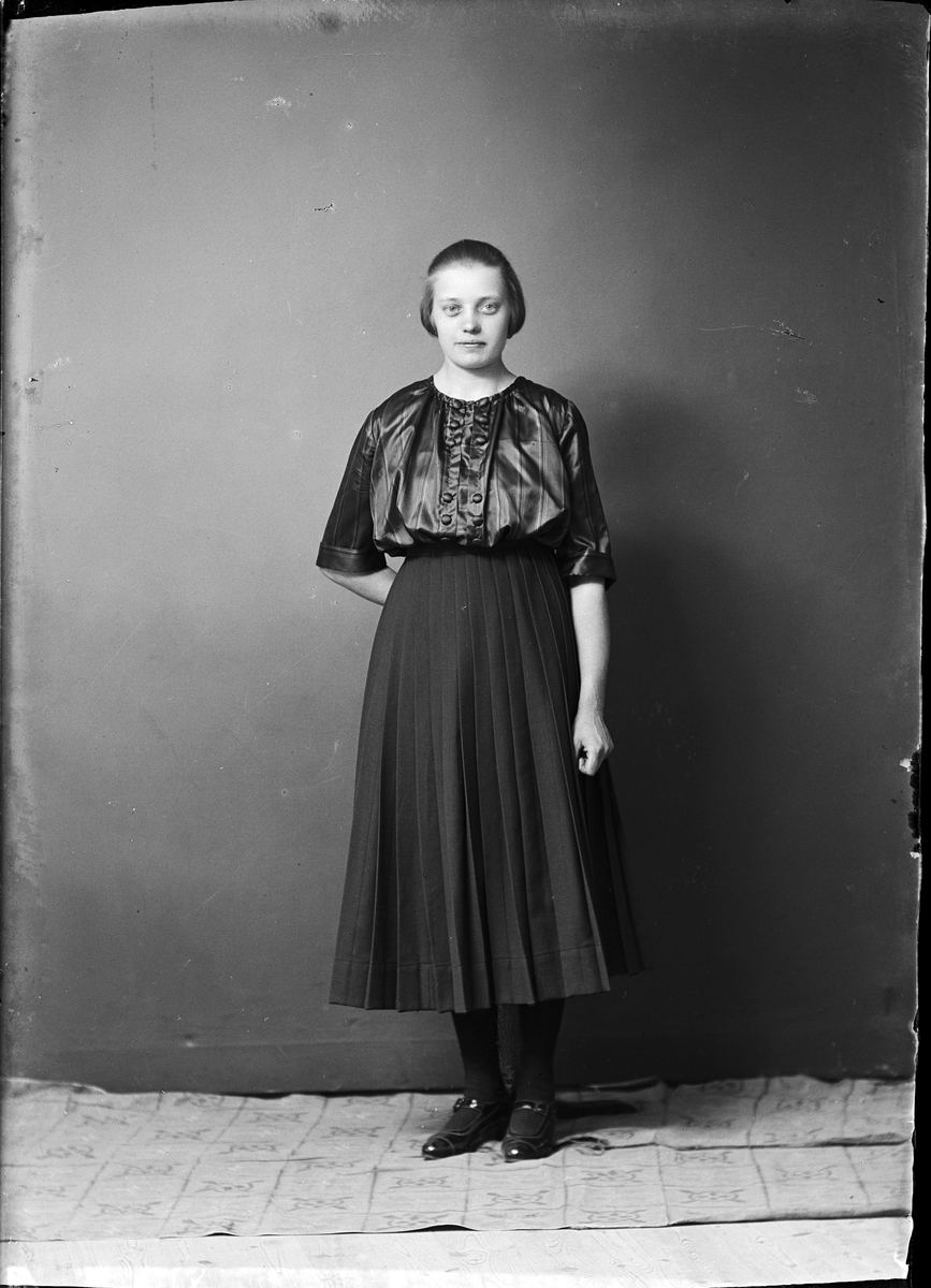 Skötsner-Edhlund, Svea Karlsson from Norrskedika, Börstil parish, Uppland 1923