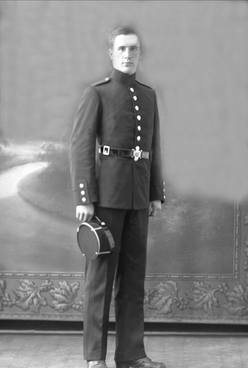 Gustav Borgen, Portrett, mann i kadettuniform.