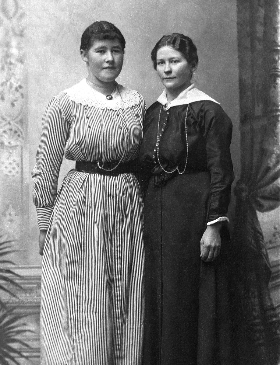 Anno Domkirkeodden, GRUPPE: 2, FRA VENSTRE: JOHANNE NORDENGEN FØDT: 1900, KRISTINE NORDENGEN FØDT: 1894, NORDENGEN