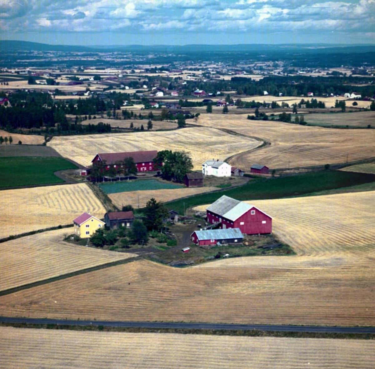 Widerøes Flyveselskap A/S, FLYFOTO BERG ØSTRE, STANGE