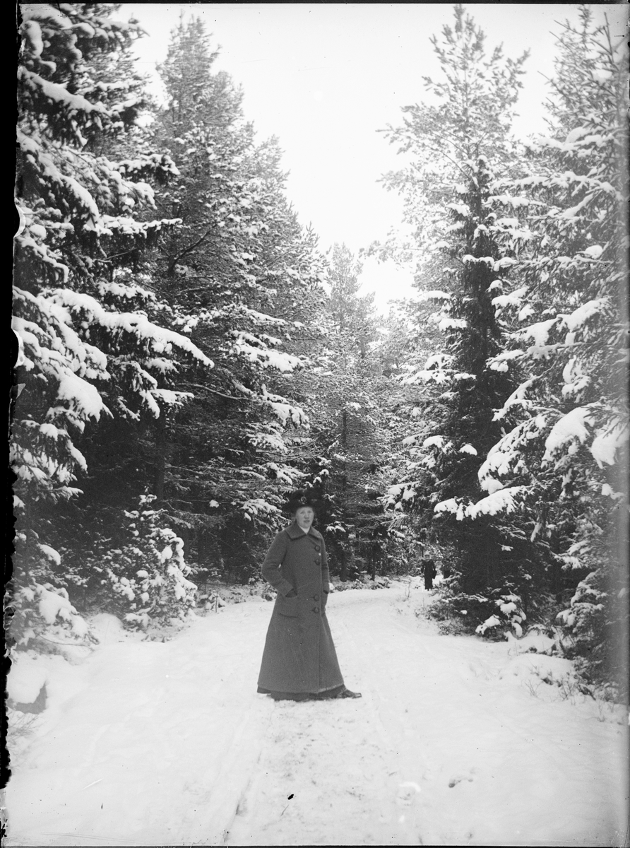 Skötsner-Edhlund, Kvinna står på en snöig väg, Östhammar, Uppland