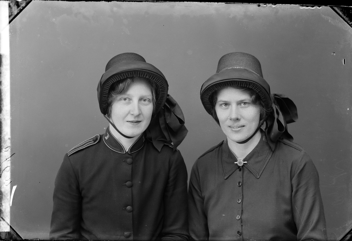 Skötsner-Edhlund, Ateljéporträtt - Kaptener i Frälsningsarmén från Skäfthammar, Uppland 1934