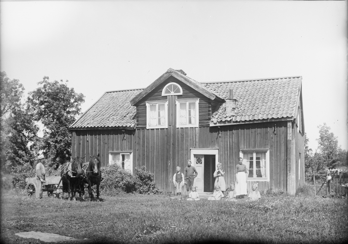 Skötsner-Edhlund, Familj utanför bostadshus, Raggarön, Börstils socken, Uppland
