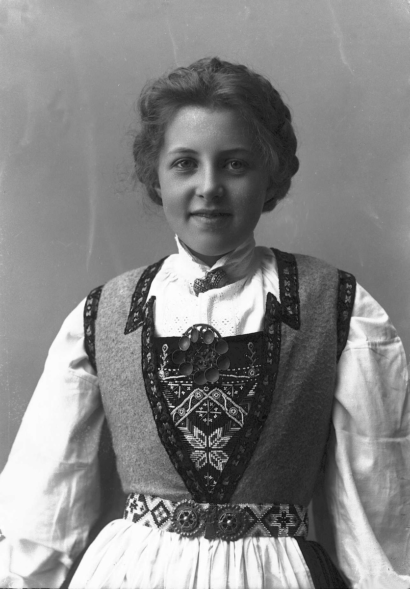 Solveig Lund, Studioportrett av kvinne i drakt med oppsatt hår.