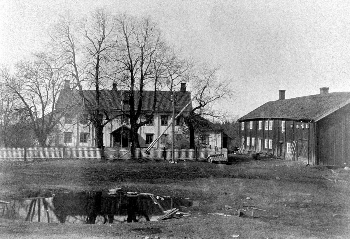 Anno Domkirkeodden, Løten Prestegård med forpakterbolig t.h. Løtenbygningen. Den ble flyttet til Hedmarksmuseet i 1925.