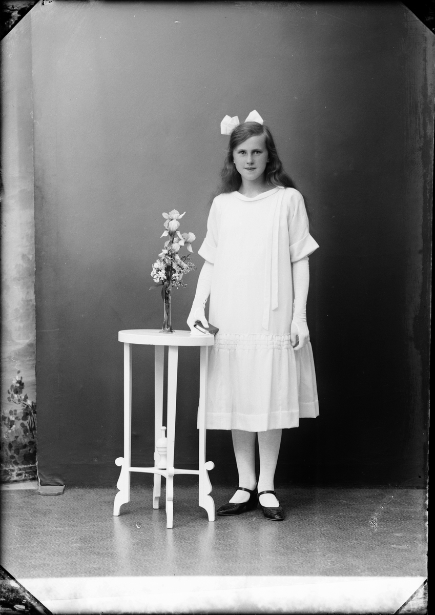 Skötsner-Edhlund, Ateljéporträtt - Alice Mattsson, Östhammar, Uppland