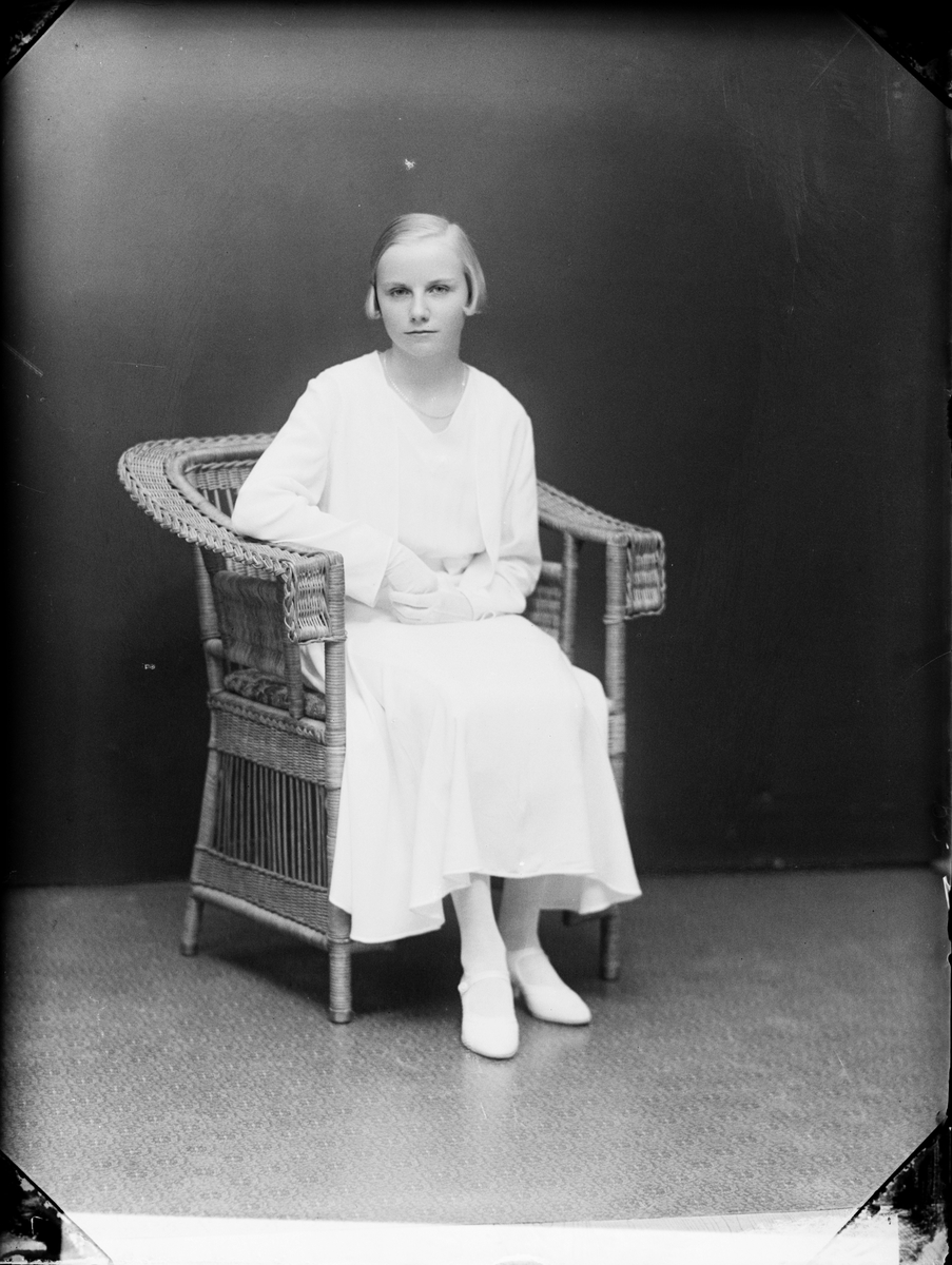 Skötsner-Edhlund, Ateljéporträtt - Elsa Sundin från Östhammar, Uppland