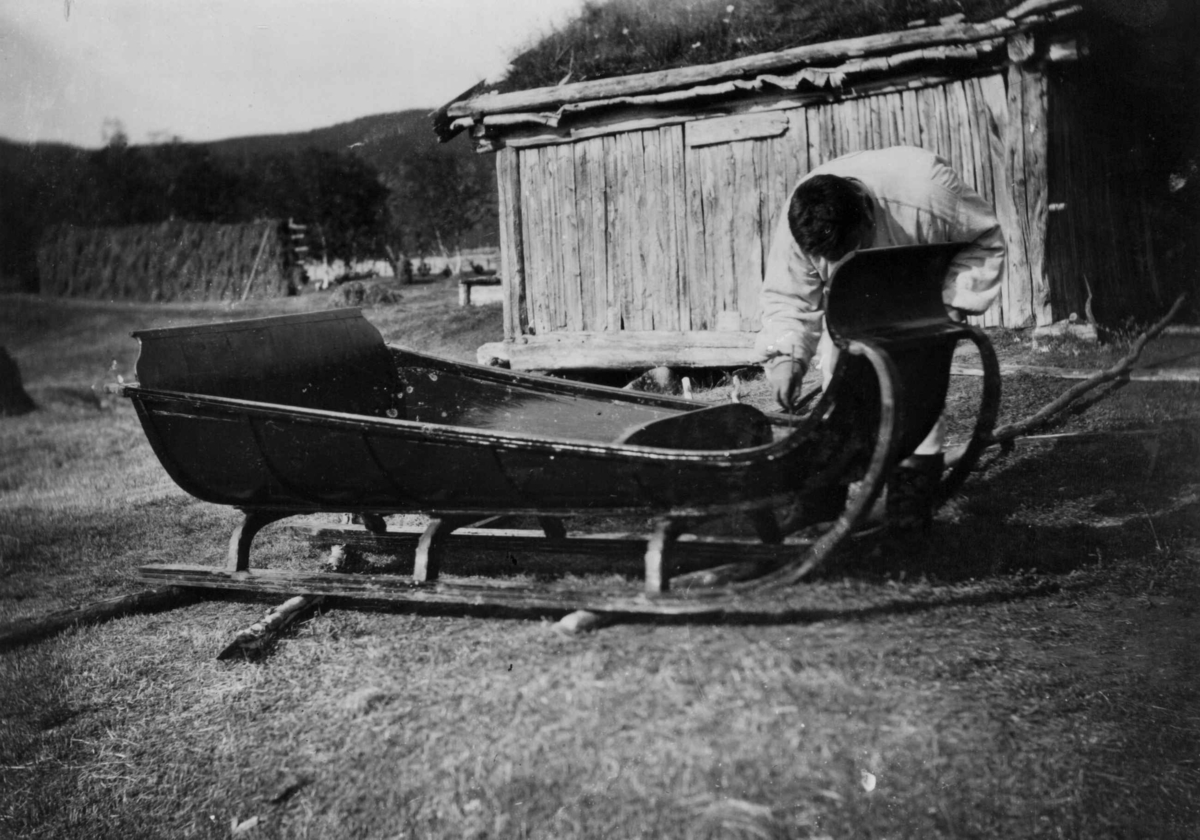 Konrad Nielsen, Hesteslede til personbefordring. Polmak.