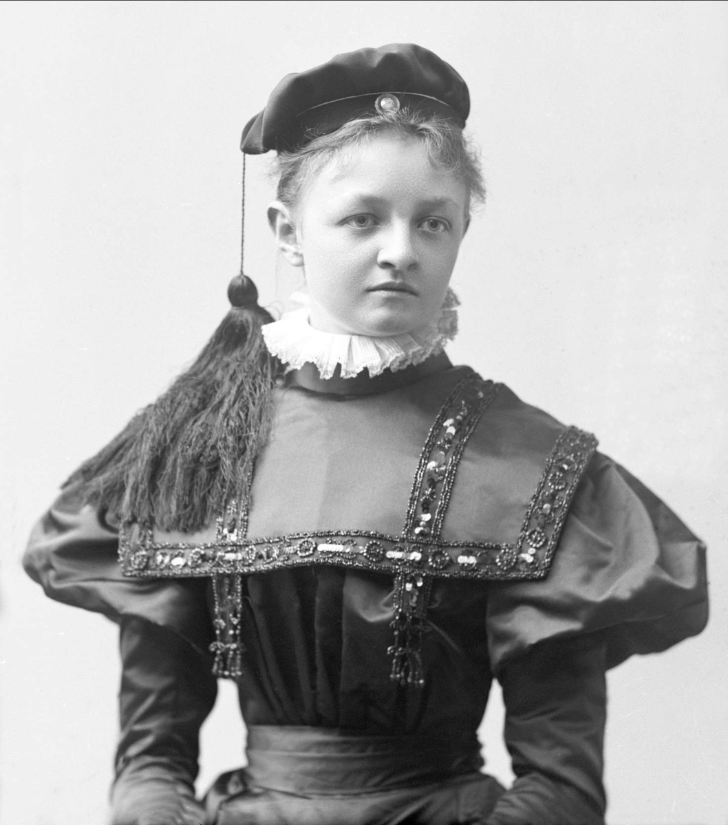 Gustav Borgen, Portrett, kvinne med studentlue. Frk Dagny Rygh.