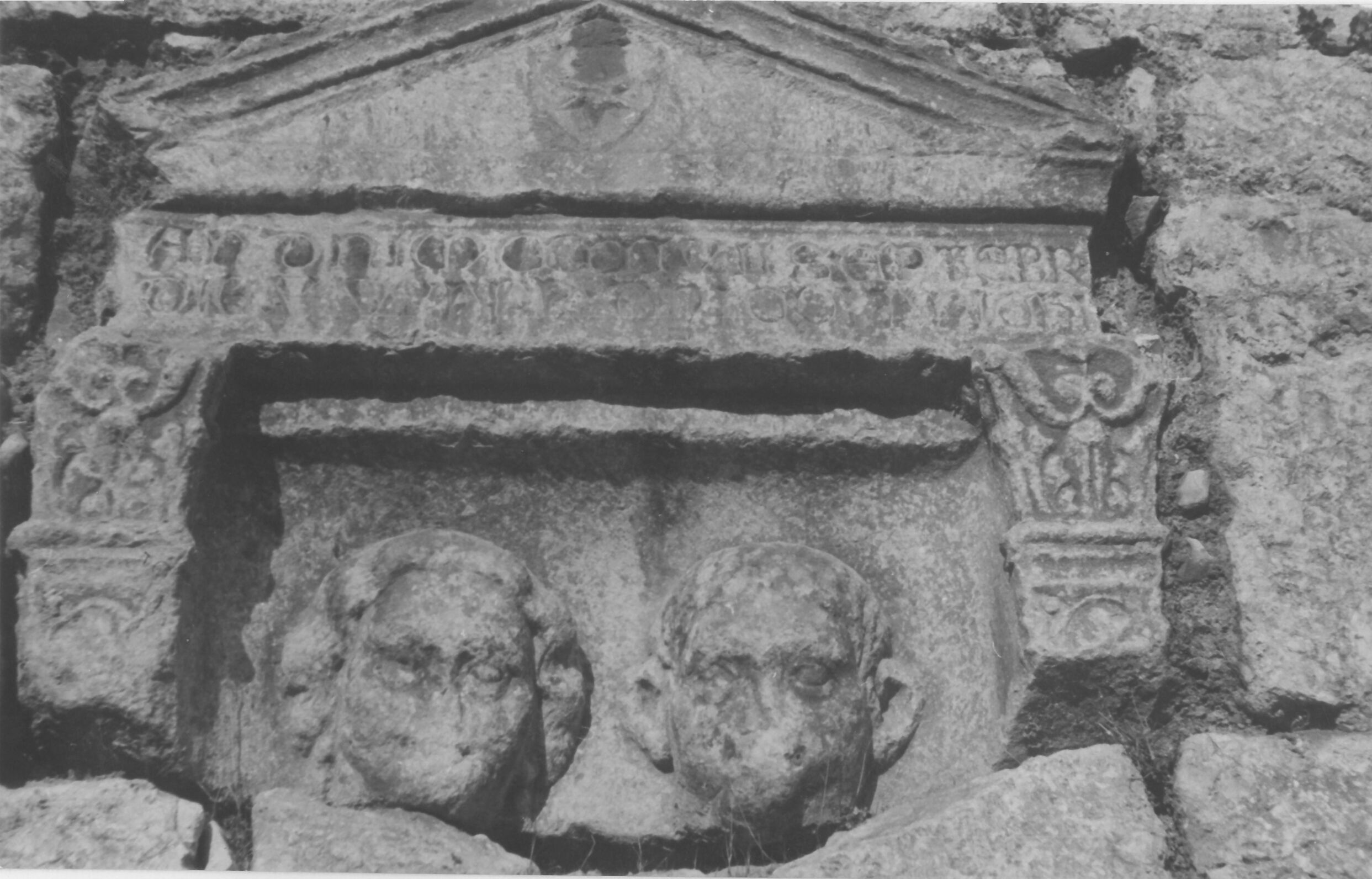 Branko Fučić, Krk, nadgrobna rimska stela s natpisom iz godine 1704., uzidana na kulu pored mora, na Bakarićevoj obali