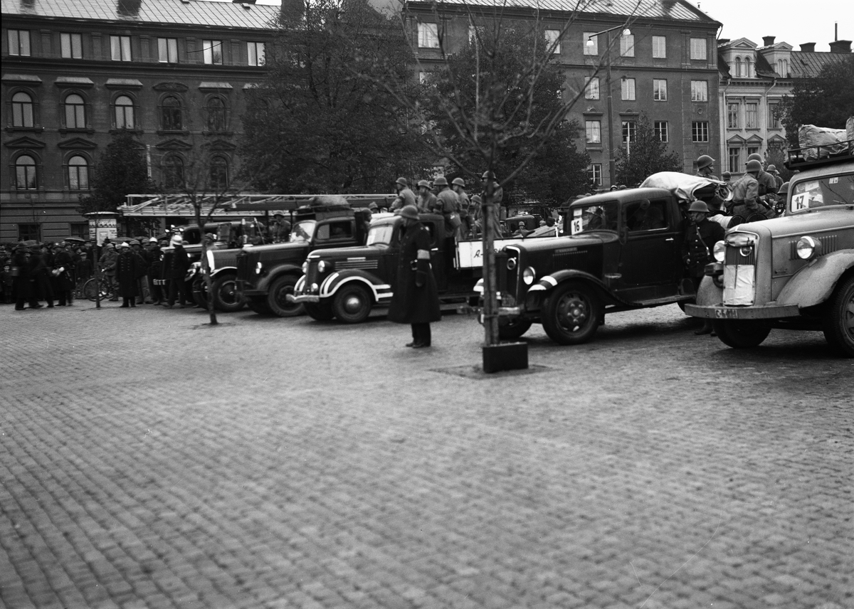 Paul Sandberg, "Överraskningsmoment satte beredskapsavdelningarna på hårda prov" - utryckningsfordon på Vaksala torg, Uppsala 1941