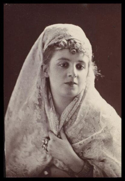 London Stereoscopic and Photographic Company, Guy Little Theatrical Photograph