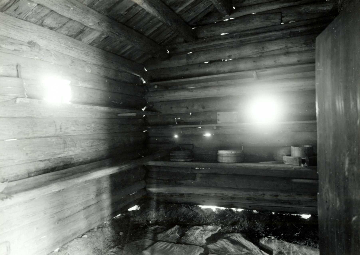Gisle Midttun, Oldertrøen, Tynset, Nord-Østerdal, Hedmark. Mjølkebua i sommerstua. Nå på Glomdalsmuseet.