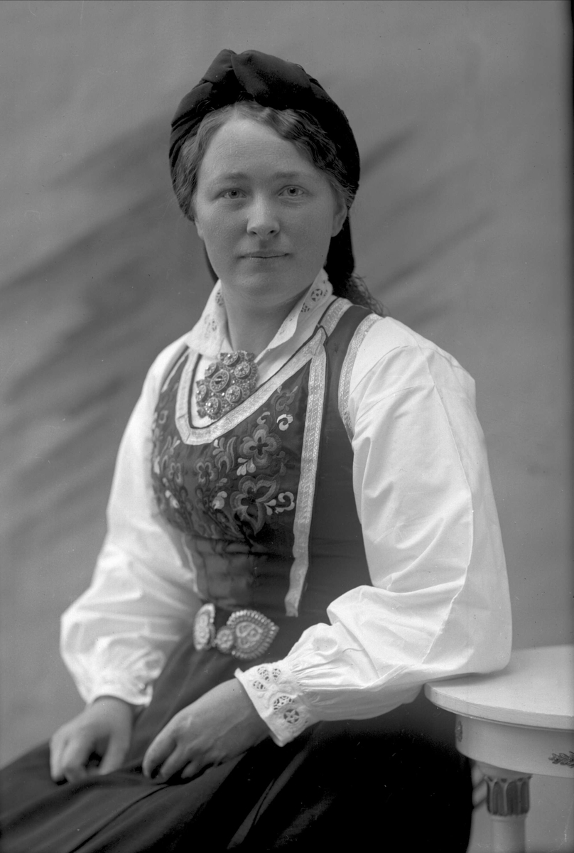 Gustav Borgen, Portrett, kvinne i bunad, Anne Valebjørg.