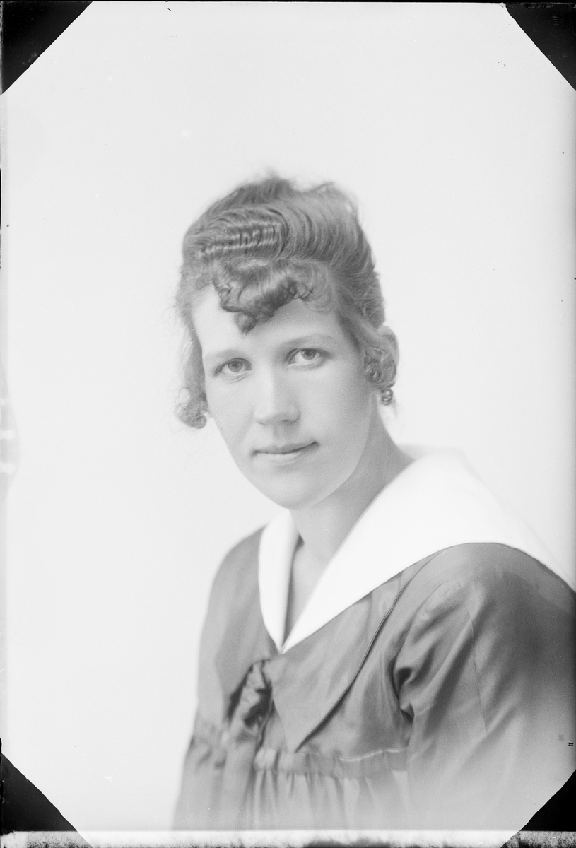 Skötsner-Edhlund, Ateljéporträtt - Adele Eriksson från Mångsta, Alunda socken Uppland 1922