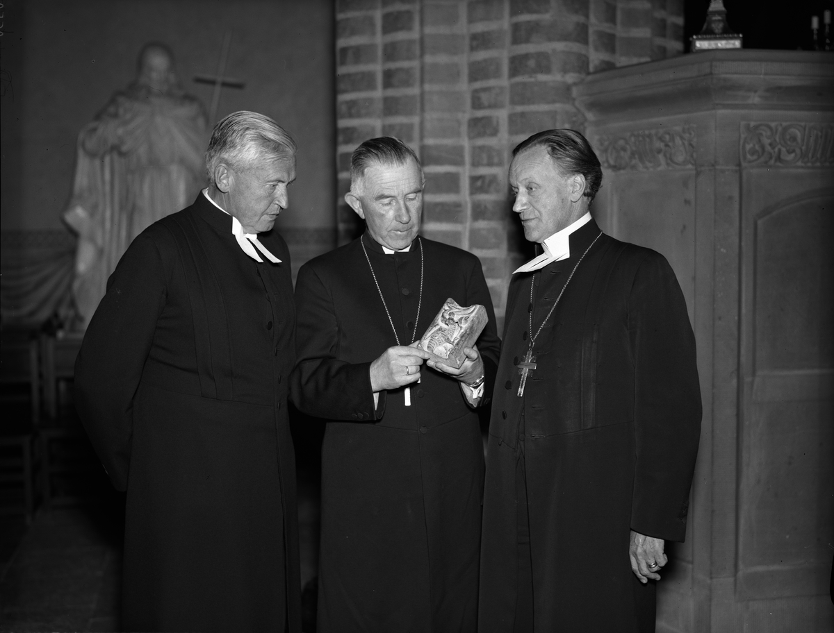 Paul Sandberg, Ärkebiskop Erling Eidem och biskop Eivind Berggrav, Uppsala domkyrka, Uppsala 1945