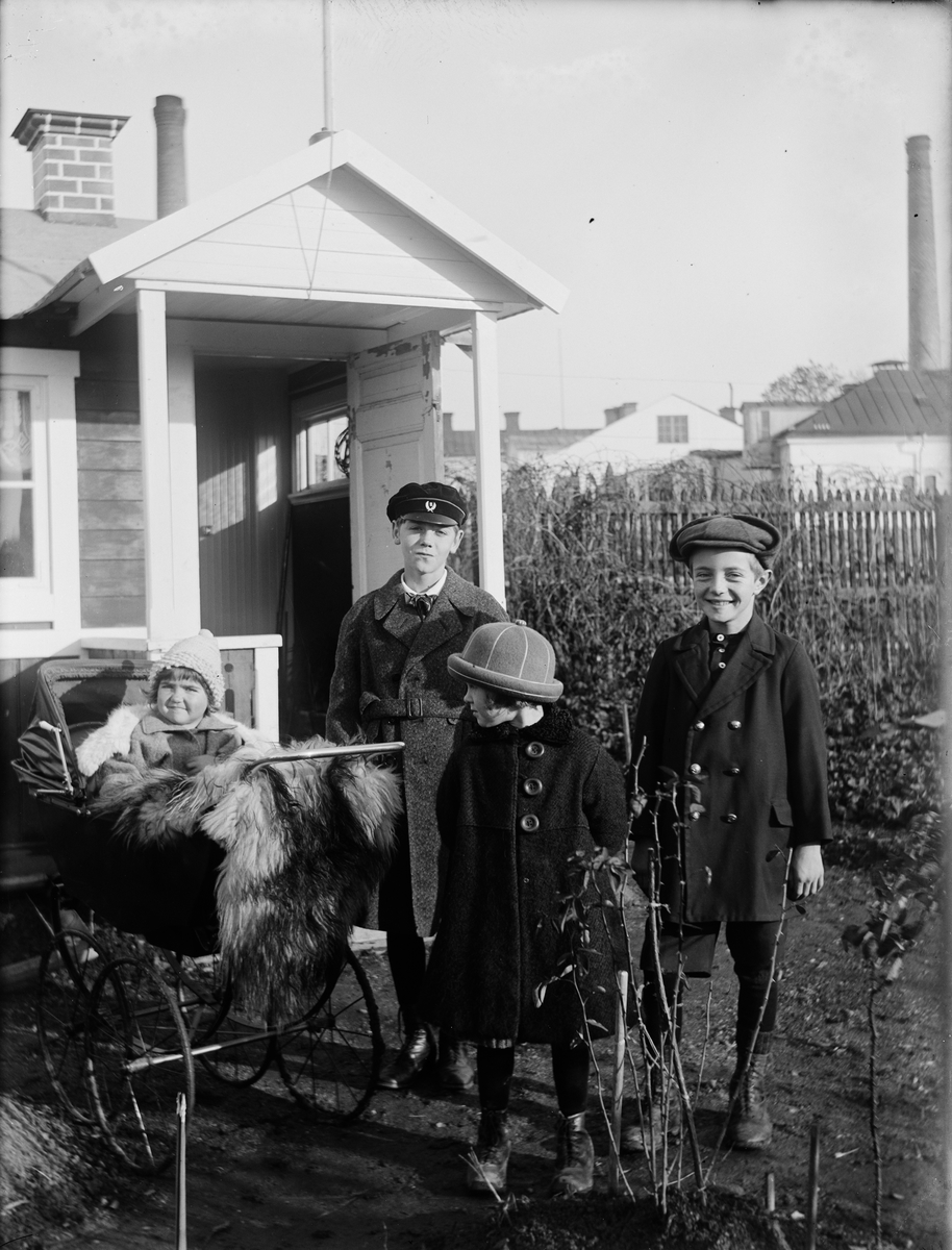 St Joseph, Kalle, Rolf, Inga-Britt and Ella ärnström at the family colony, the present Luthagsstrand, Luthagen, Uppsala, probably 1924