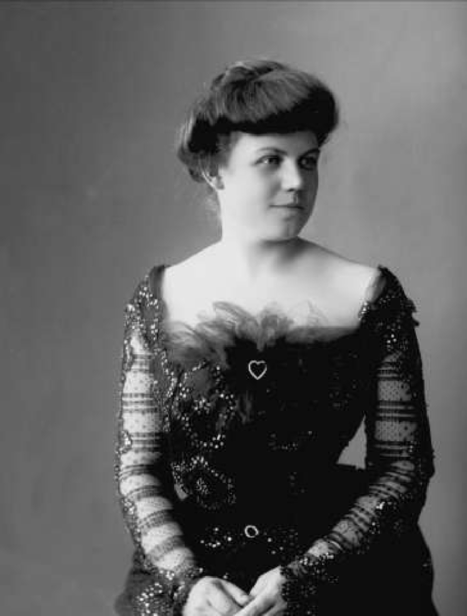 Gustav Borgen, Portrett, kvinne i mørk kjole, chiffonarmer(?). Fru (Mrs) A. S. Olney.