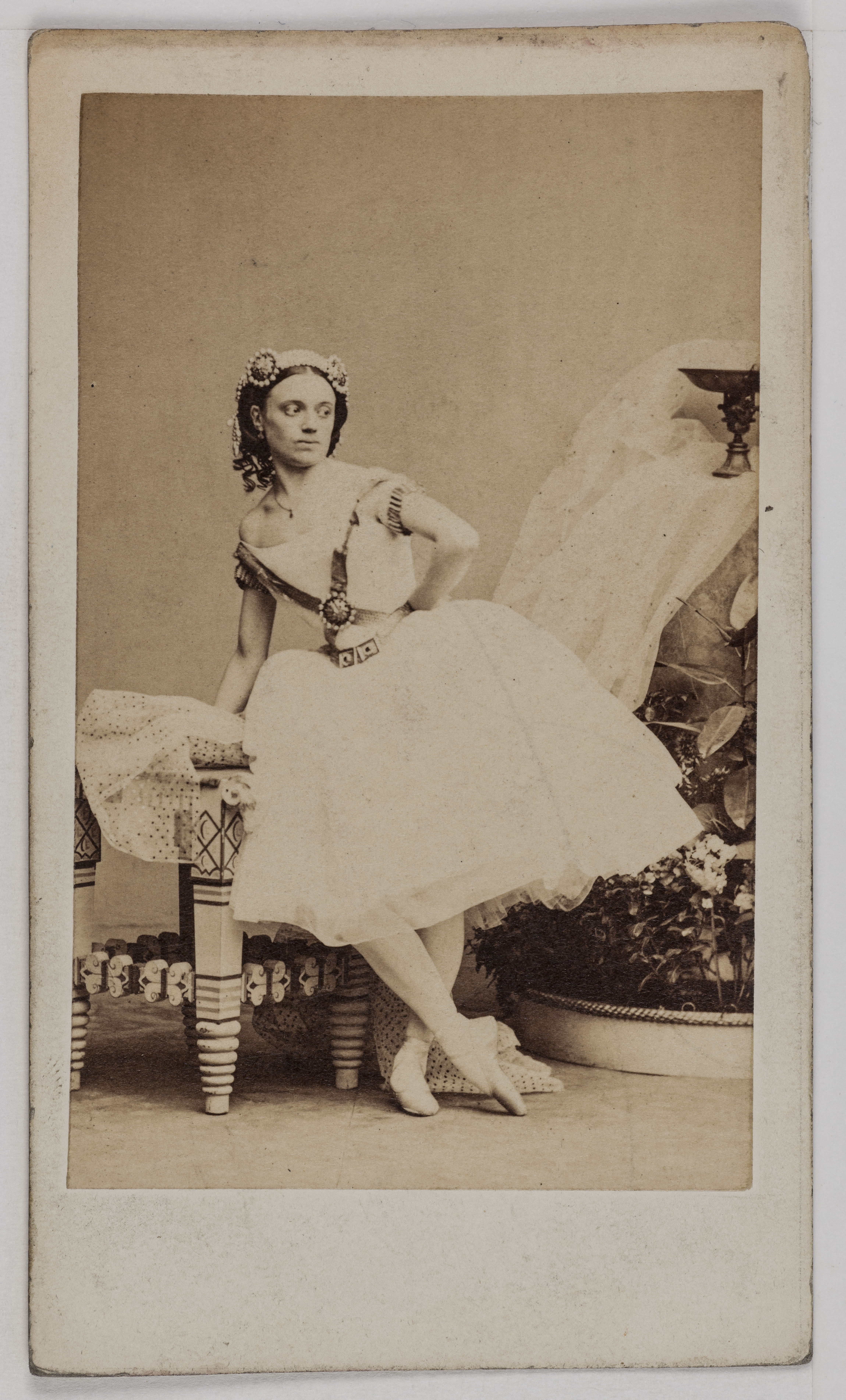 Disderi & Cie, Portrait de Villiers, danseuse à l'Opéra entre 1852 et 1864.